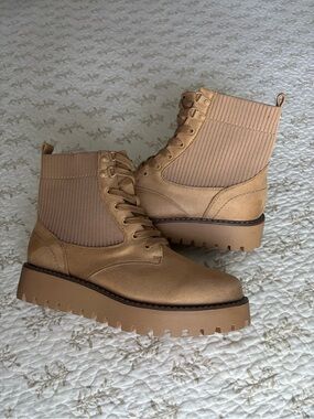Women’s Lace-Up Ribbed Ankle Boots in Tan